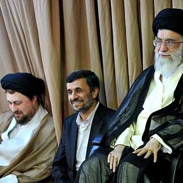 حن خمینی در کنار رهبر و محمود احمدی نژاد