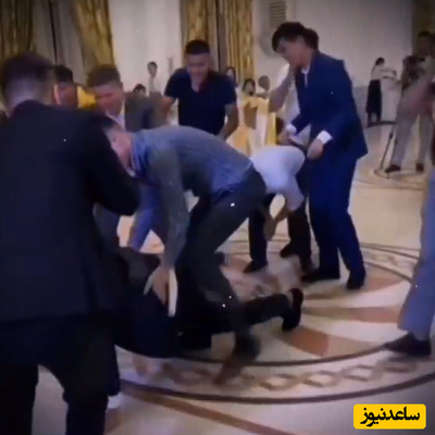 پرت شدن آقای داماد از دست مهمونای عروسی وسط تالار/ شازده دوماد چسبید به کف زمین +ویدئو