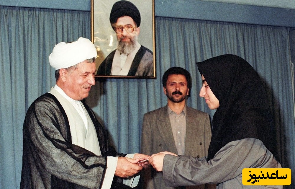 عکس/ مریم میرزاخانی در حال دریافت لوح تقدیر از هاشمی رفسنجانی + جزئیات
