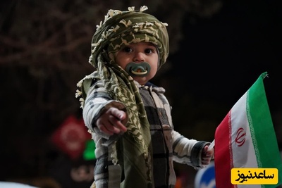 کودک دو ساله‌ای تبریزی در میدان ساعت با شعار مرگ بر آمریکا مرگ بر اسرائیل