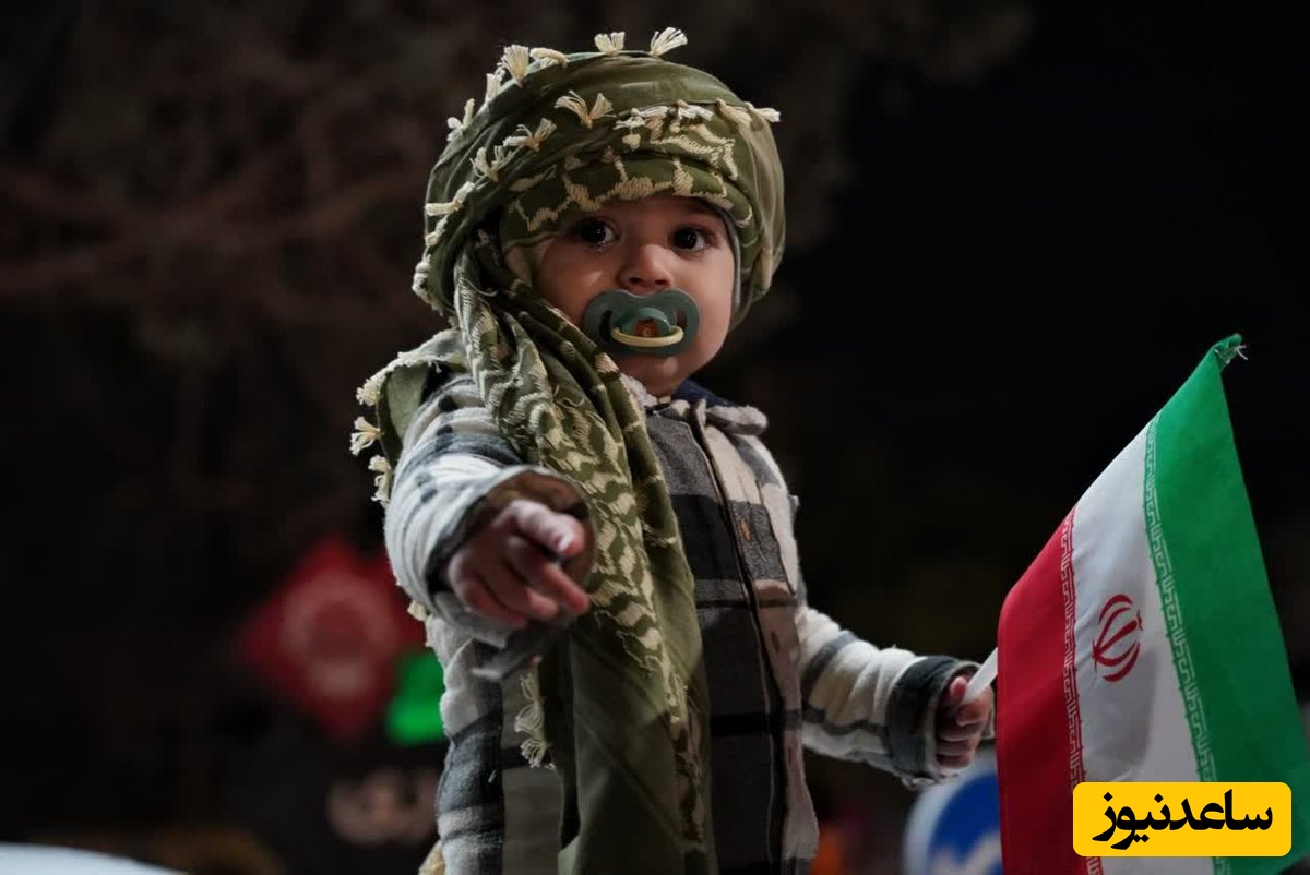 کودک دو ساله‌ای تبریزی در میدان ساعت با شعار مرگ بر آمریکا مرگ بر اسرائیل