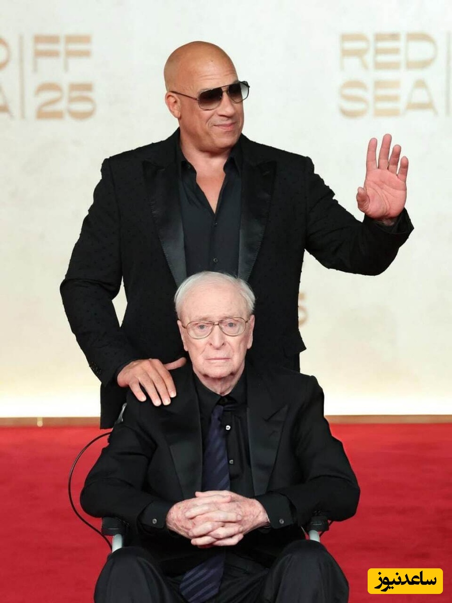 مایکل کین روی ویلچر