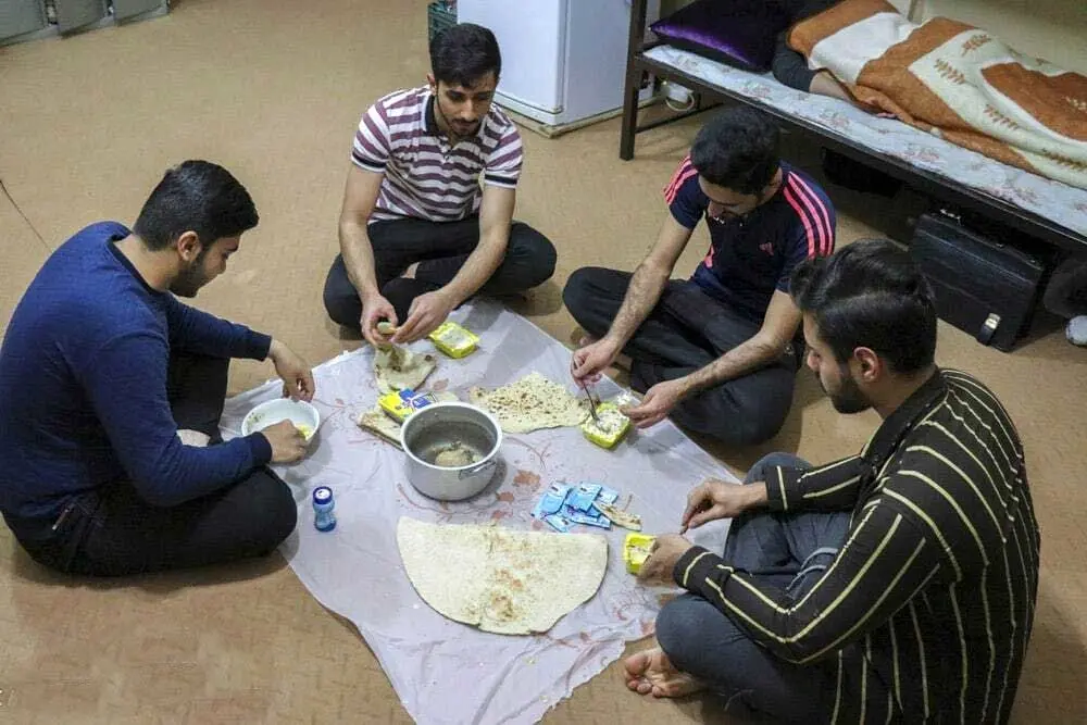 خلاقیت خنده دار یک ایرانی برای گرم کردن ناهارش در خوابگاه حماسه آفرید/ آدم حظ میکنه با دیدن این حجم از استعداد😂+عکس