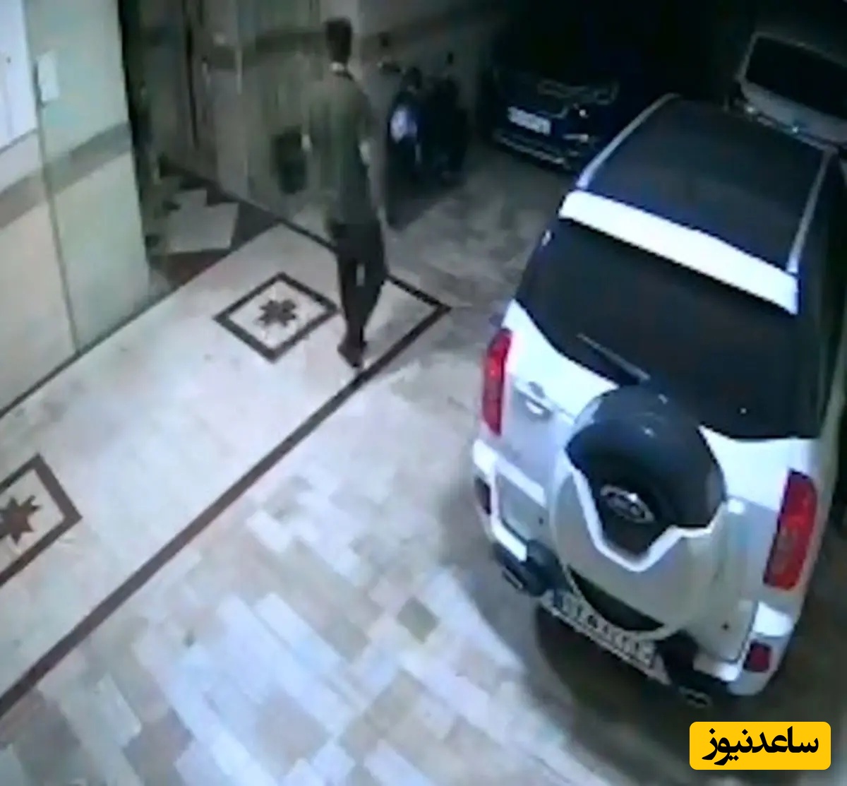 صحنه سرقت عجیب موتورسیکلت از داخل پارکینگ خانه‌ای در تهران مثل آب خوردن | فیلم