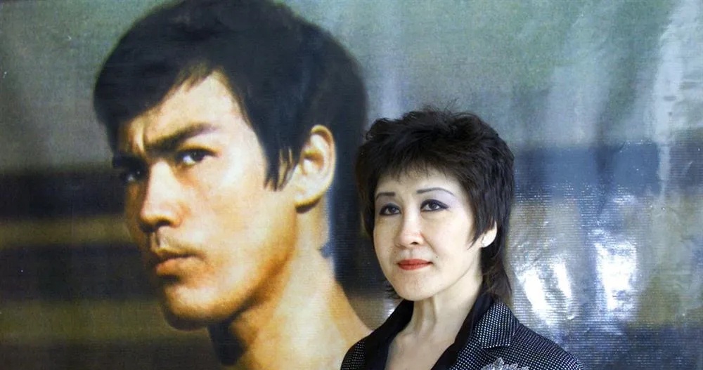 بتی تینگ و تصویر بروس لی