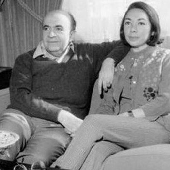 امیرعباس هویدا و همسرش لیلا امامی در خانه مادر هویدا