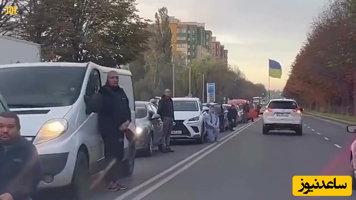 (ویدیو) رانندگان اوکراین به احترام سربازان کشته شده جنگ  در وسط اتوبان زانو زدند