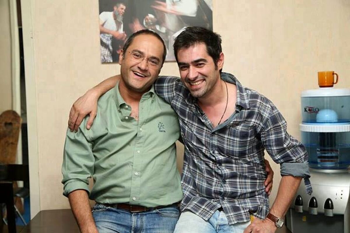 حضور شهاب حسینی و رامبد جوان در منزل شهید عجمیان برای گرفتن رضایت+عکس