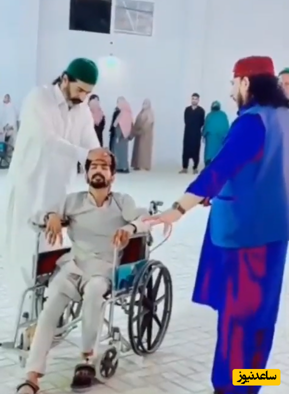 روش عجیب یک مرد پاکستانی برای شفای بیماران فلج/ از تف گرفته تا بستن پیچ و مهره خانم ها با فرادرمانی! +ویدئو