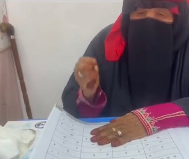 (ویدئو) پیرزن 110 ساله‌ عربستانی تحصیلات خود را از سرگرفت/ماشاءا... انگیزه!