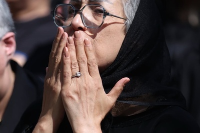 همسر اکبر عبدی رخت عزا را از تنش درآورد؛ حضور متفاوتش بر سر خاک همسرش پربازدید شد
