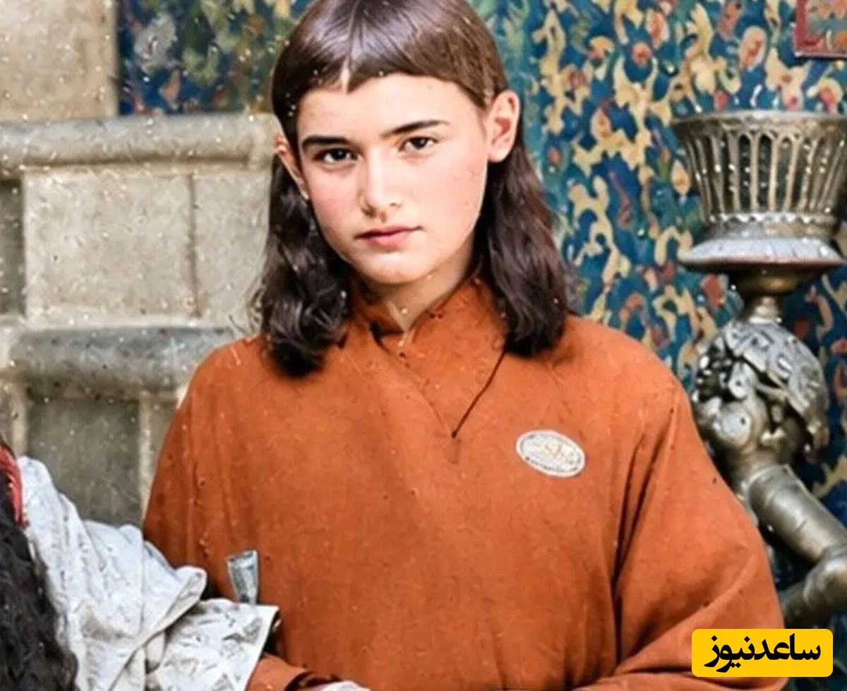 تصویر رنگی‌شدۀ «زنان ناصرالدین شاه» با لباس چینی در کنار پلکان مرمر