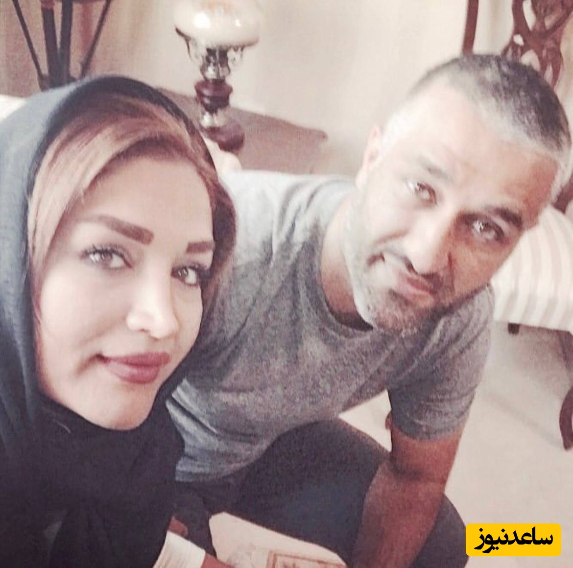 نگاهی به قصر دوبلکس مامک جمشیدی خواهر پژمان جمشیدی در کانادا با ریسه های نور، پرده های کرکره ای و نمای داخلی چوبی