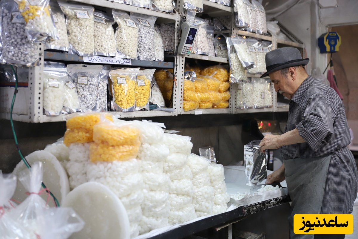 خلاقیت خنده دار اوستا بقال تبریزی برای کشاندن مشتری به داخل مغازه با وعده جوایز نفیس! بشتابید بشتابید این سفر لاکچری را از دست ندهید😂