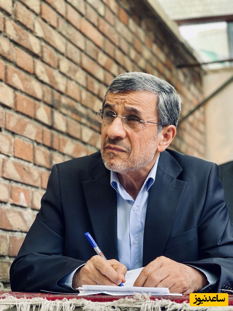 ایده جالب محمود احمدی نژاد در ایجاد جایگاهی برای دیدارهای مردمی‌اش با یک درِ از جا کنده شده و یک نرده در کوچه‌شان+عکس