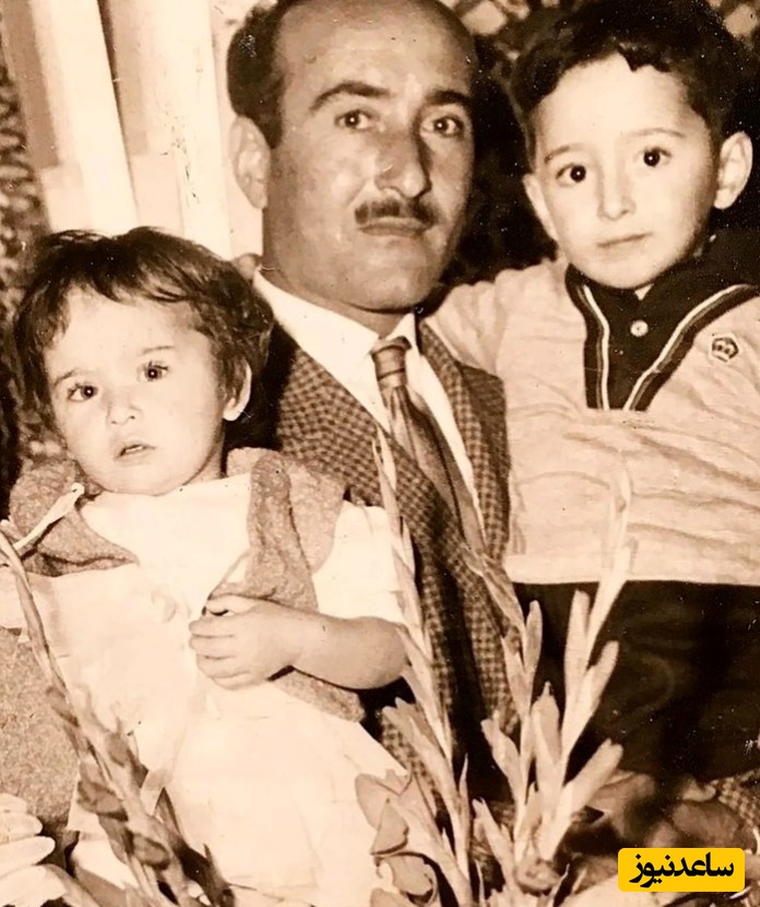 آزیتا حاجیان در کودکی در کنار برادر و پدرش