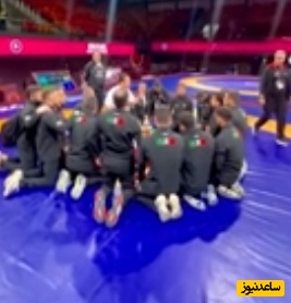 سجده ستاره های کشتی آزاد به پرچم ایران بعد از قهرمانی