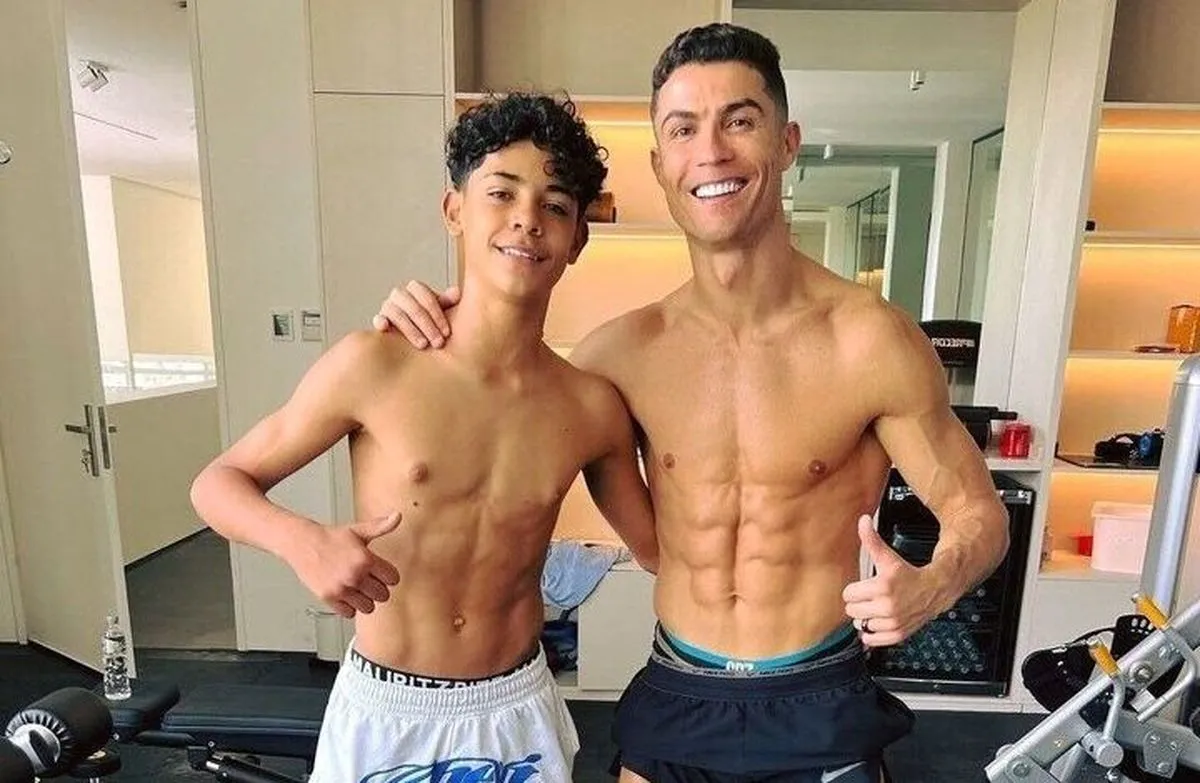 تصویر جالب و دیدنی از بدن رونالدو کنار پسرش/ واقعا پدر و پسر بدن های آماده ایی دارن + عکس