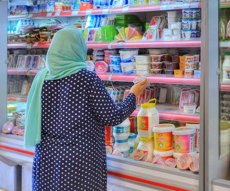 خلاقیت خنده دار بَقال ارومیه‌ای برای ترغیب مشتری به خرید حماسه آفرید/مرد حسابی با بچه چیکار داری آخه😂