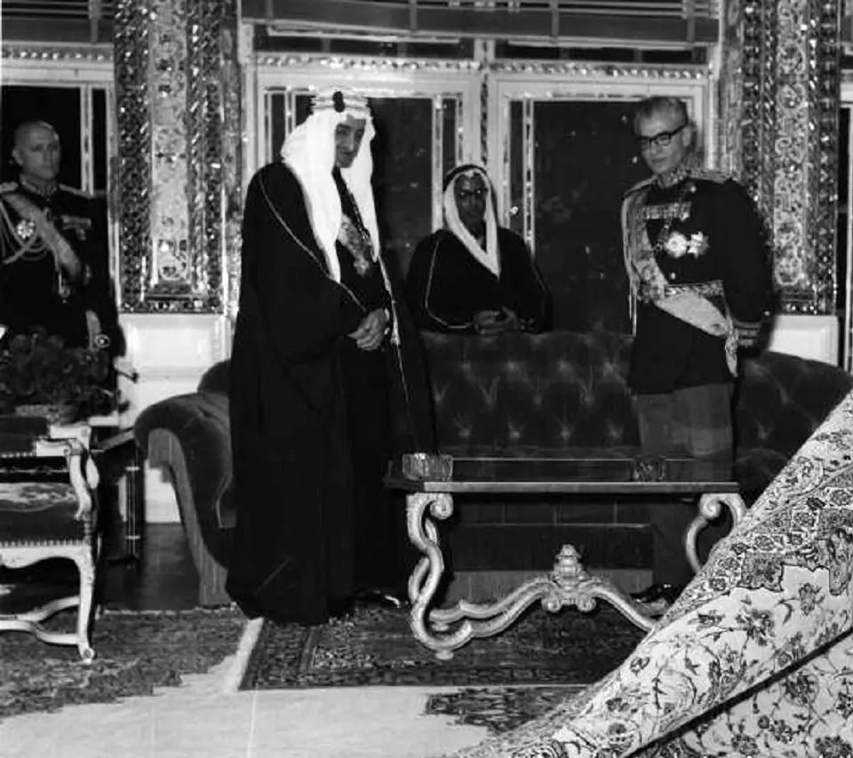 سفر در زمان؛ یادداشت‌های علم، سه‌شنبه 5 تیر 1352: شاه از ملک فیصل خوشش نمی‌آید، چون ...