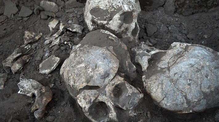 چهار جمجمه که در یک گودال در خارج از مقبره دفن شده‌اند