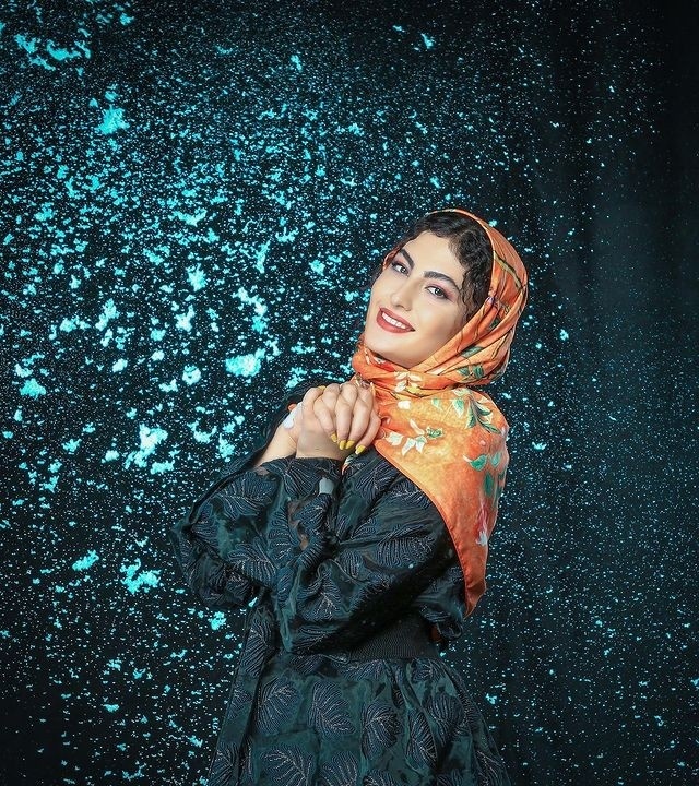 سلیقه زیبای مریم مومن در انتخاب شال و مانتو با رنگ محبوب خانومای ایرانی/ شیک و باکلاس+عکس