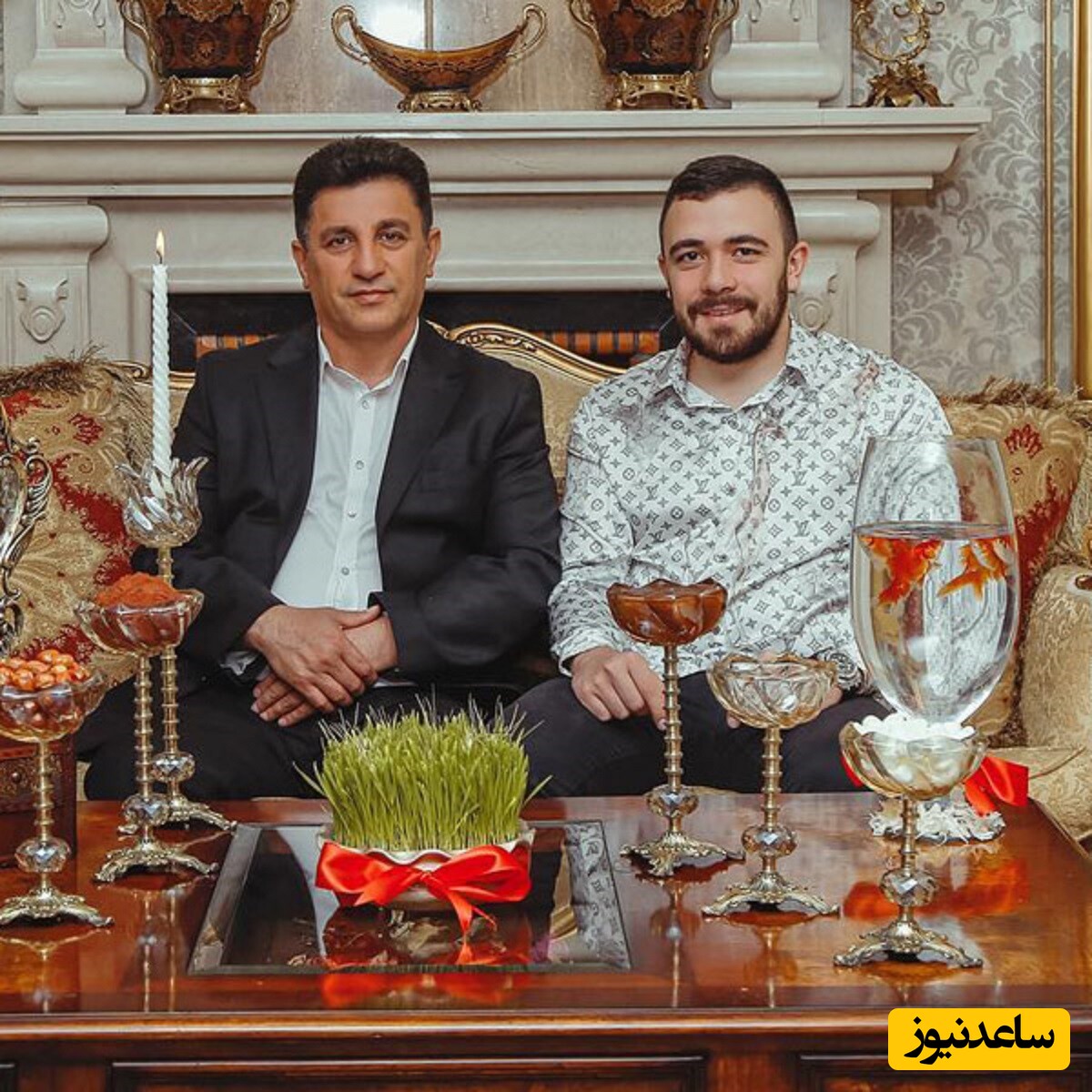 جشن تولد خودمونی و بدون تشریفات همسر محجبه امیر قلعه نویی با ظرف میوه و گلدان روی میز+عکس