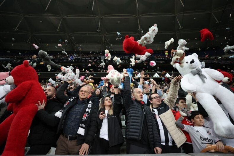 باران عروسک در بازی فوتبال ترکیه