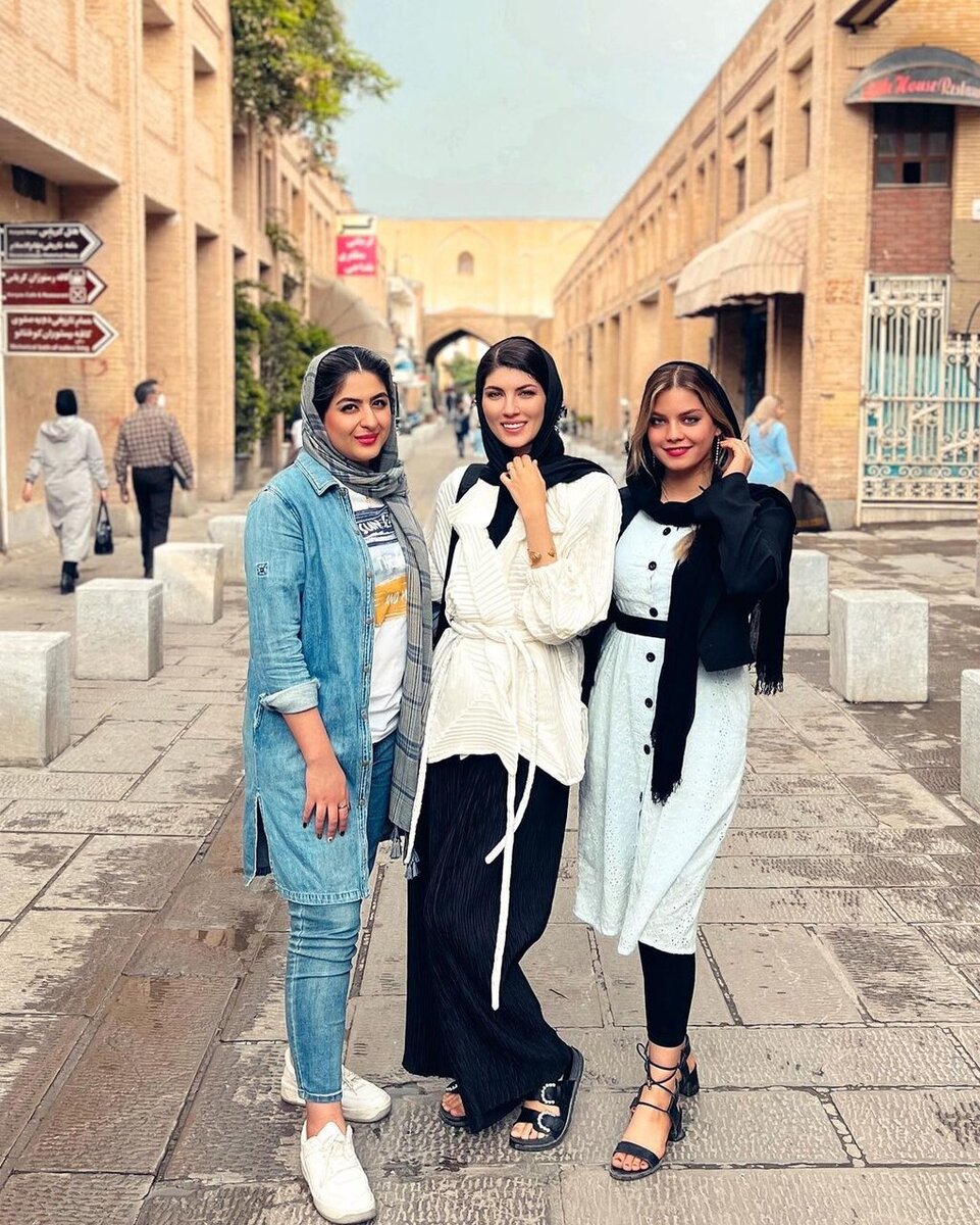روایت «بلاگر زن روس» از وضعیت دختران بلوند بی حجاب و دختران محجبه در خیابان‌های تهران