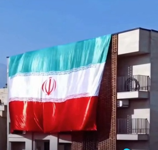 خلاقیت هوشمندانه و تحسین برانگیز نصب پرچم‌ ایران بر روی ساختمان‌هایی که هدف حمله رژیم قرار گرفته‌اند +ویدئو/ ای پرچمت ما را کفن...