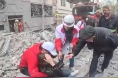 ببینید | انتشار برای نخستین بار؛ تصاویری از نجات مصدومان حمله به یک ساختمان مسکونی