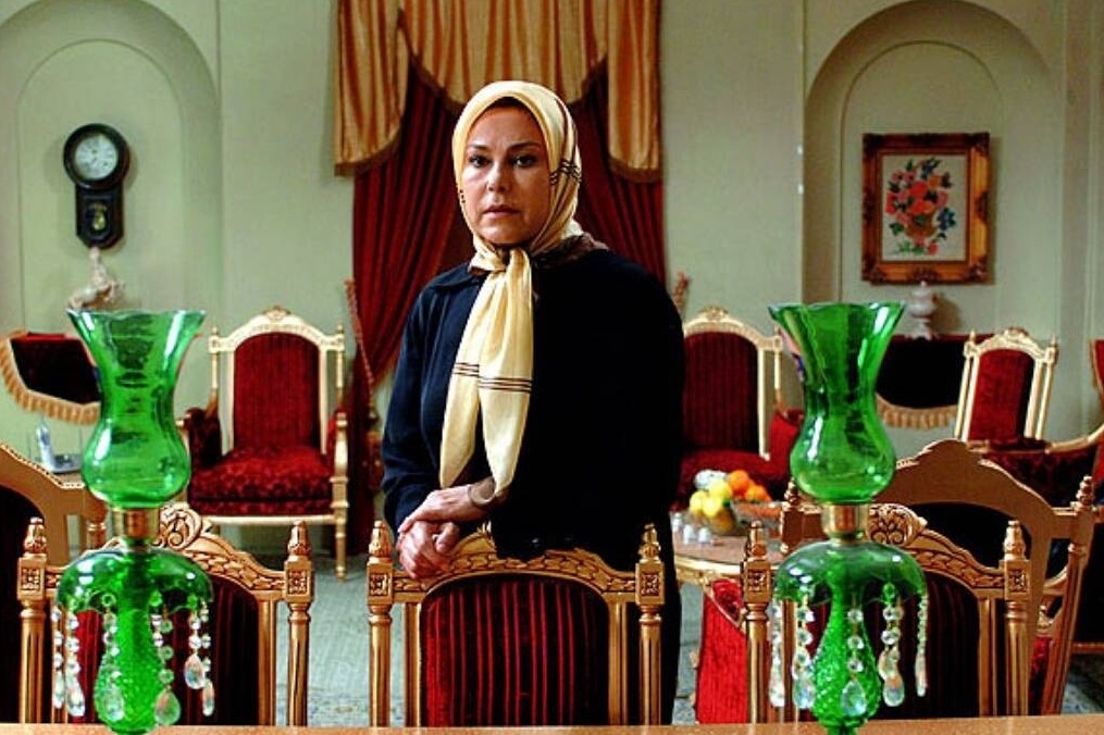 نگاهی به چیدمان منزل مهرانه مهین‌ترابی بازیگر سریال آنام/ دکوراسیون اصیل شامل کتابخونه، سیستم صوتی، مجسمه های دکوراتیو، فرش بلوچی طرح گلیم و...