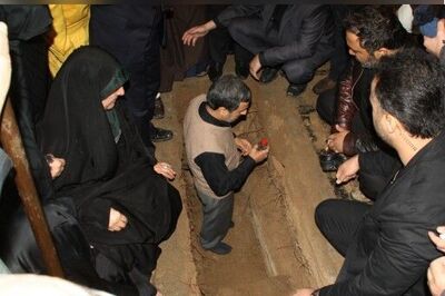 دفن پیکر مادر محمود احمدی نژاد همراه با جلد قرآنی حاوی دستخط سید حسن نصرالله+عکس/ چه دعای قشنگی نوشته