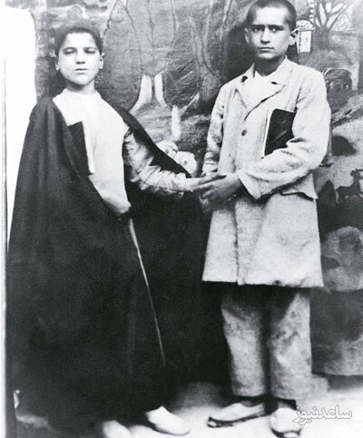 امام خمینی (ره) در دوران کودکی نفر سمت راست