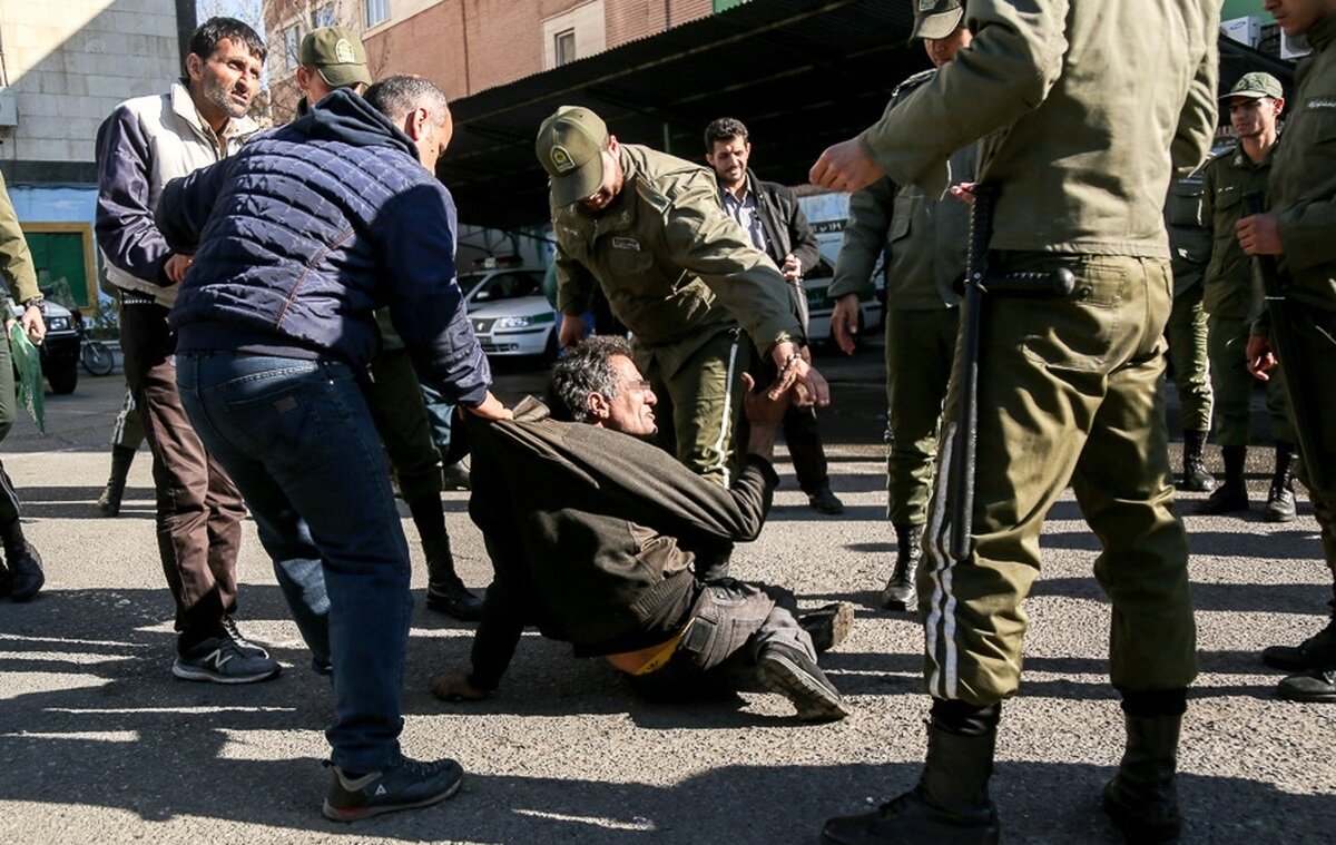 کتک خوردن و بازداشت خبرنگار صداوسیما در طرح دستگیری معتادان+ فیلم