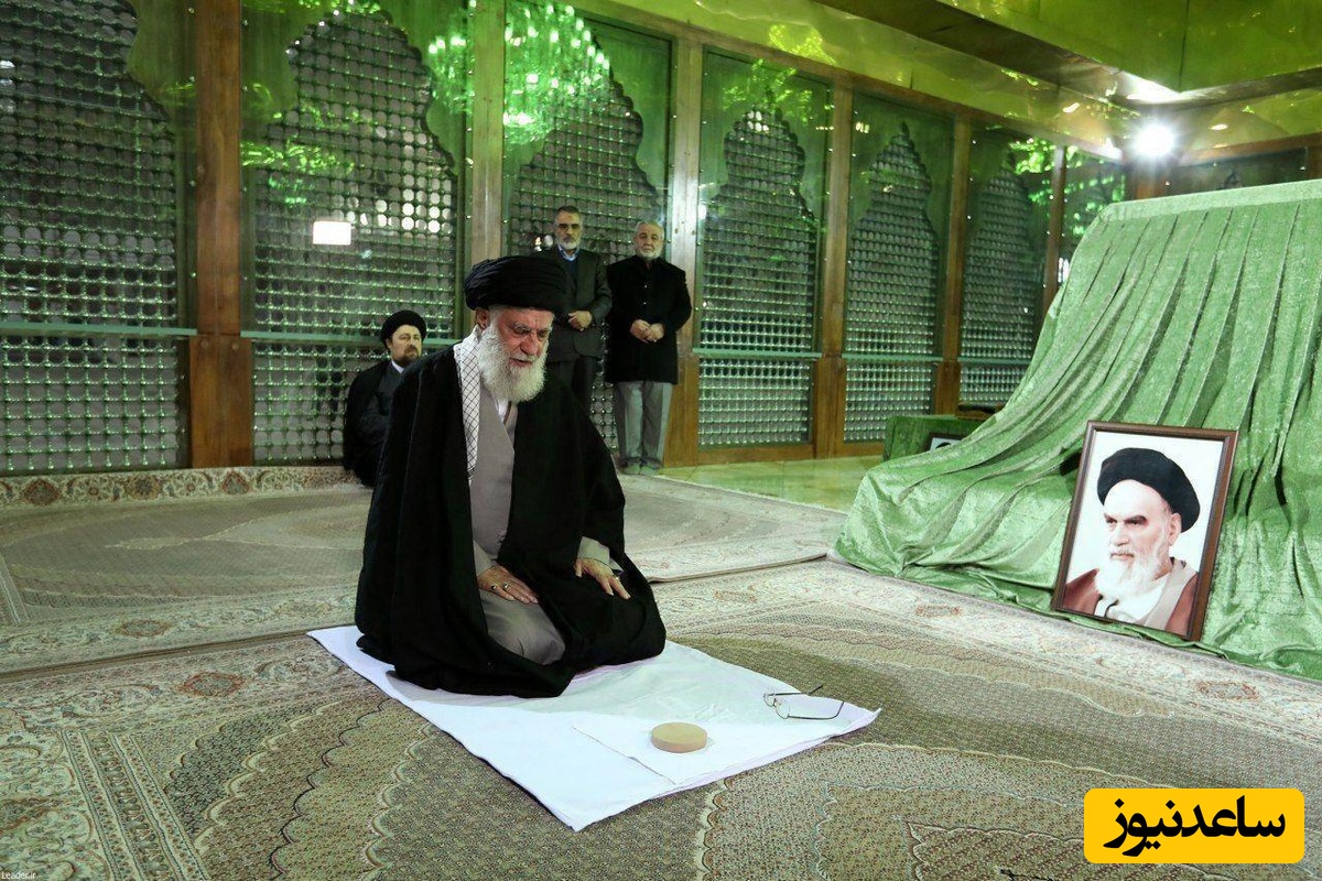 رهبر انقلاب امروز را با حضور در مرقد امام خمینی آغاز کردند؛ از فاتحه‌خوانی همراه با نوه امام خمینی بر سر مزار ایشان تا نماز خواندن و...+ عکس