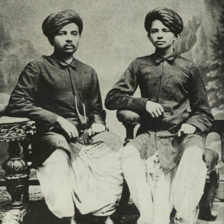 گاندی (راست) و برادر کوچکش 1886 میلادی