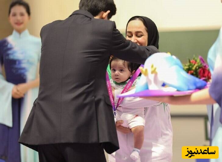 لحظه پرغرور اهدای مدال مادر قهرمان به نوزاد سه ماهه اش روی سکو+ویدیو