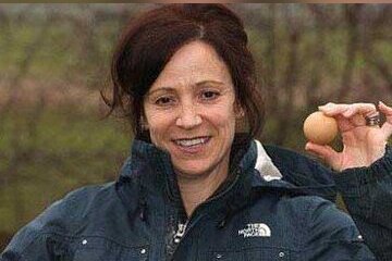 گران قیمت طرین و طلایی ترین مرغ جهان:مرغی که تخم طلای واقعی به ارزش 480 پوند می گذارد + عکس