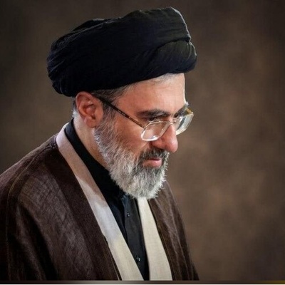 تماشا کنید| حضور آیت‌الله سیدمجتبی خامنه‌ای در مراسم تدفین رهبر شهید انقلاب؛ وداع با پیکر مطهر پدر، دیدار با برادران و اقامه نماز صبح در حرم مطهر رضوی