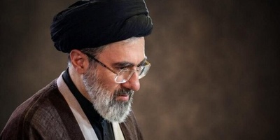 تماشا کنید| حضور آیت‌الله سیدمجتبی خامنه‌ای در مراسم تدفین رهبر شهید انقلاب؛ وداع با پیکر مطهر پدر، دیدار با برادران و اقامه نماز صبح در حرم مطهر رضوی