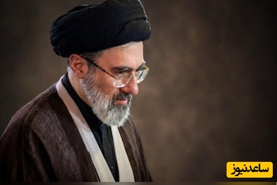 تماشا کنید| حضور آیت‌الله سیدمجتبی خامنه‌ای در مراسم تدفین رهبر شهید انقلاب؛ وداع با پیکر مطهر پدر، دیدار با برادران و اقامه نماز صبح در حرم مطهر رضوی