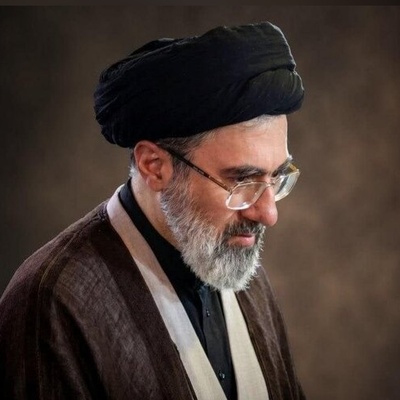 تماشا کنید| حضور آیت‌الله سیدمجتبی خامنه‌ای در مراسم تدفین رهبر شهید انقلاب؛ وداع با پیکر مطهر پدر، دیدار با برادران و اقامه نماز صبح در حرم مطهر رضوی
