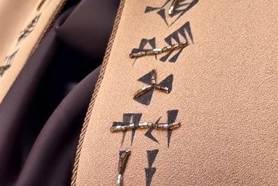 (ویدیو) خلاقیت تحسین برانگیز دختر هنرمند ایرانی برای طراحی مانتو با طرح منشور کوروش حماسه آفرید/ ترکیب زیبای خط میخی با فرهنگ باستانی😍