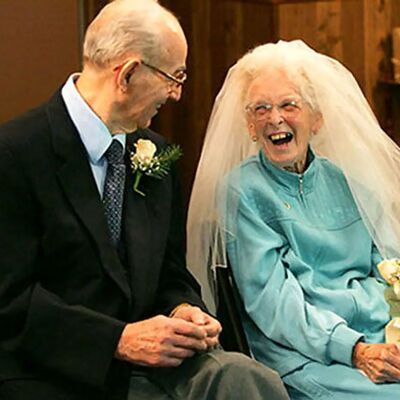 ازدواج عجیب و باورنکردنی یک پیرمرد 103 ساله با یک پیرزن 91 ساله خبرساز شد/ ماهی رو هروقت از آب بگیری تازه است+عکس
