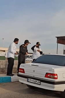 ببینید| احترام نظامی سربازان کفن‌پوش به مردم+ ویدیو