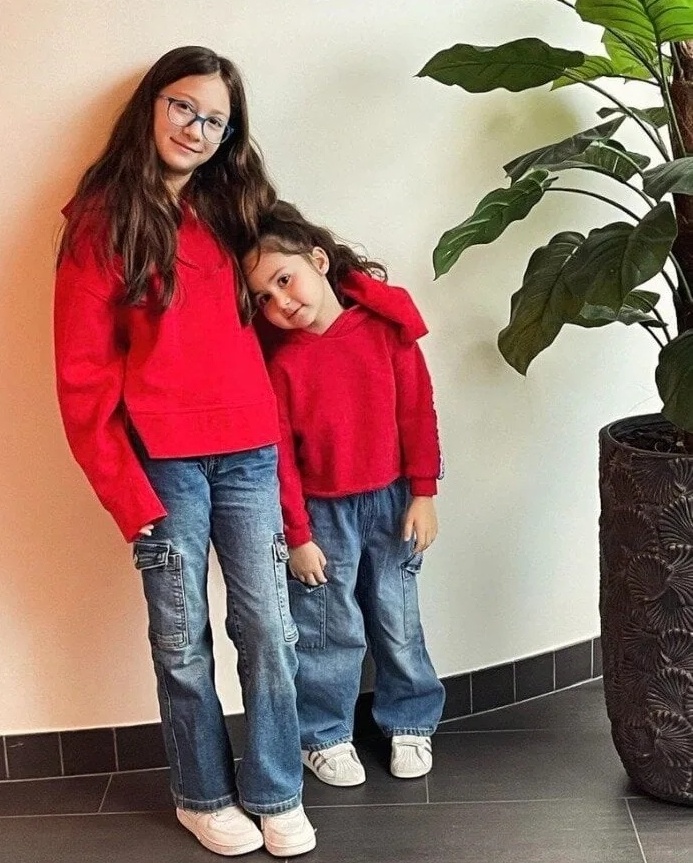 ژست بامزه و کیوت نبات استخری دور سفره هفت سین/ اون دستای تپلشو ببینید فقط😍