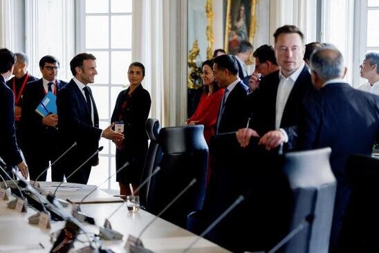 امانوئل ماکرون، رئیس‌جمهوری فرانسه، در حال استقبال از مدیران اجرایی شرکت ها برای یک میزگرد در ششمین دوره اجلاس "فرانسه را انتخاب کنید" در کاخ ورسای./ رویترز