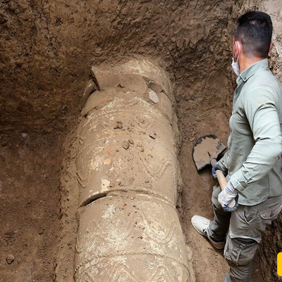 (ویدئو) کشف گنجینه ی باستانی از زیر خاک اصفهان در گذر 