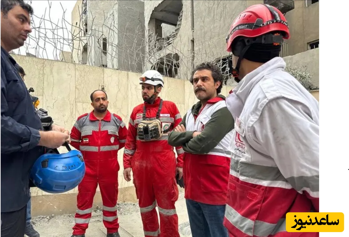 بازیگران در کنار عوامل هلال احمر  